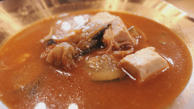 두부와 채소가 들어간 김치찌개