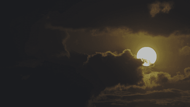 어두운 구름 뒤로 지는 해