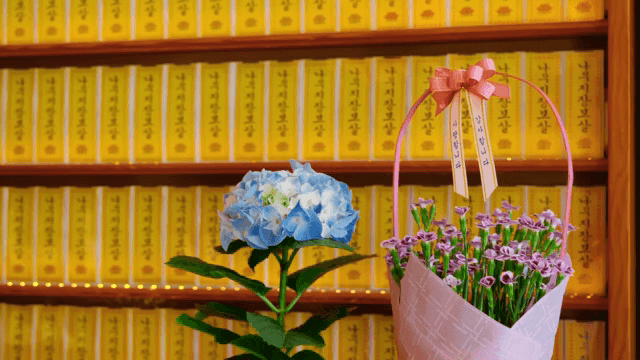 불교 위패 앞에 놓인 꽃들