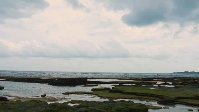 흐린 하늘 아래 잔잔한 해안가