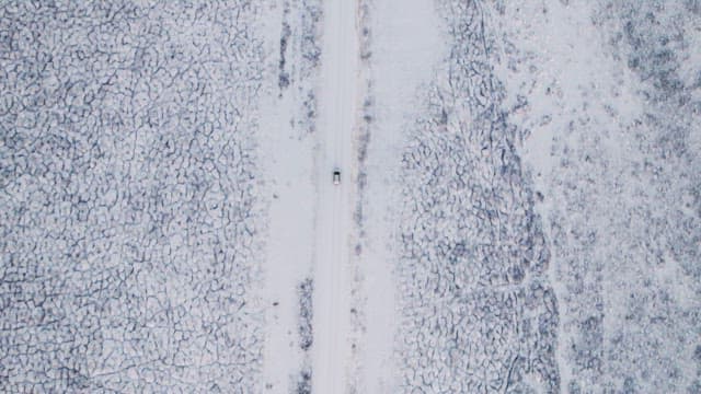 눈 덮인 도로를 달리는 자동차