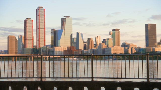 강이 보이는 일몰 시간의 도시 스카이라인