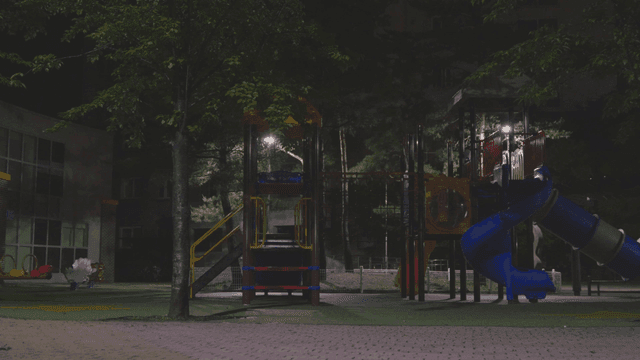 밤의 텅 빈 조용한 놀이터