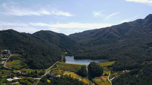 맑은 날에 산으로 둘러싸인 고요한 호수