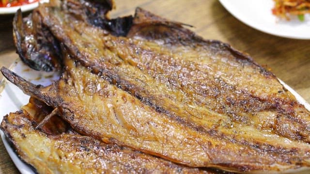 흰 접시에 담긴 삼치구이와 고등어구이