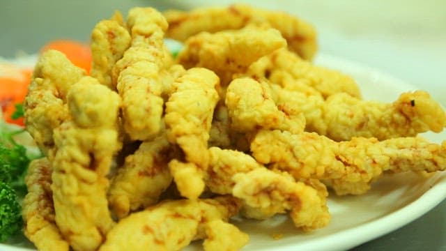 고기튀김 위에 부어지는 탕수 소스