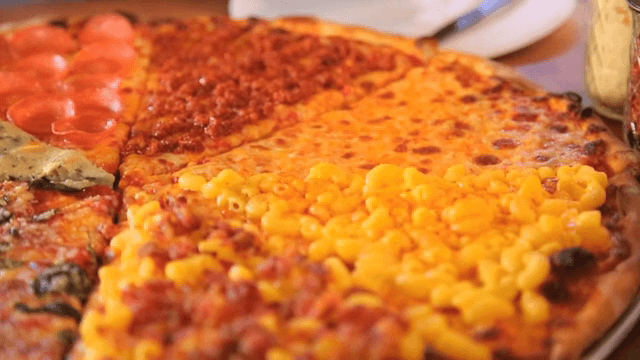 다양한 토핑의 피자 조각들