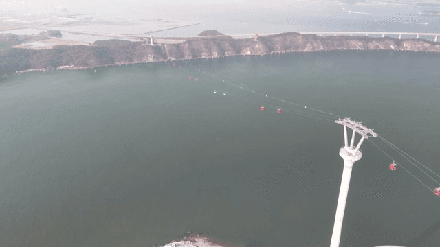 해안 지역 위의 케이블카