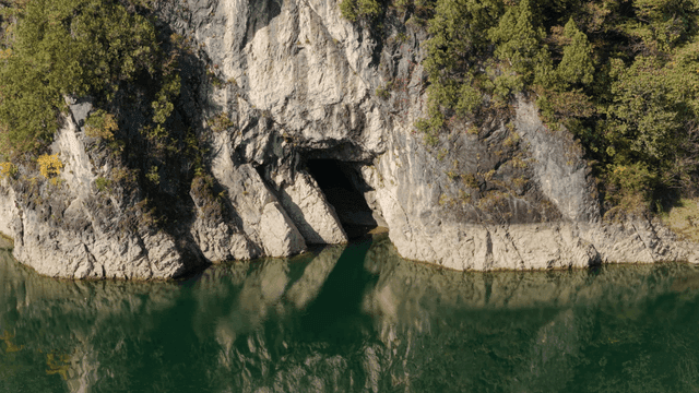 고요한 강 옆 바위 동굴 입구