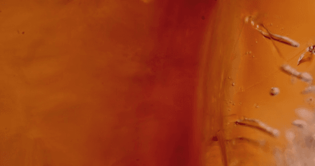 추상적인 패턴의 주황색 액체