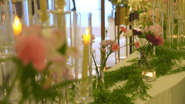 촛불과 꽃 장식이 놓인 결혼식장