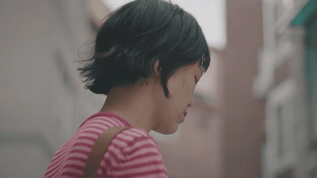 야외에서 통화 중인 여성