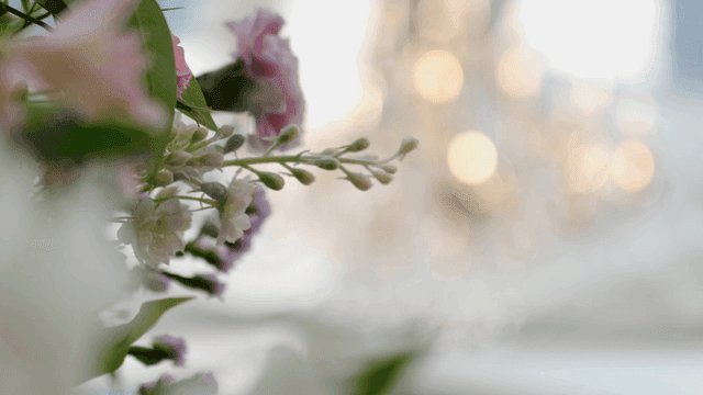 우아한 샹들리에와 섬세한 꽃들