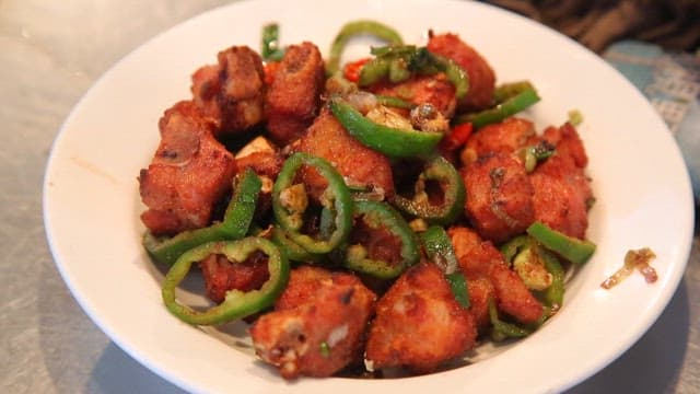 접시에 담긴 돼지고기 요리 클로즈업