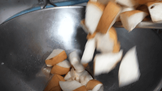 Blender that swells up sliced ​​pears