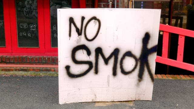 빨간 건물 앞 금연 표지판