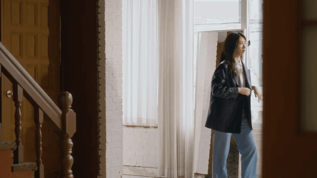 거울을 보며 나갈 준비를 하는 여성