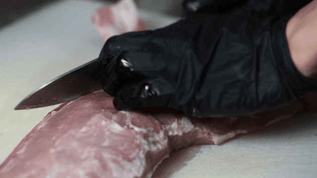 Slicing raw meat with precision