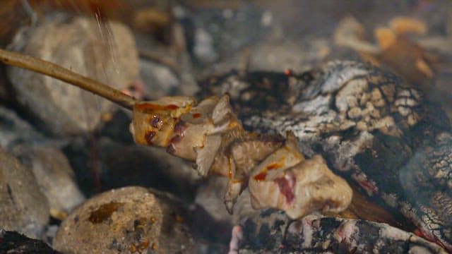 불 위에서 구워지는 참치 꼬치 구이