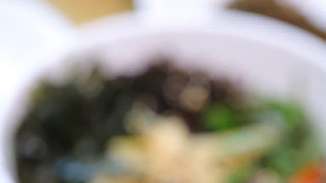 신선한 해조류가 들어간 한국 비빔밥 한 그릇