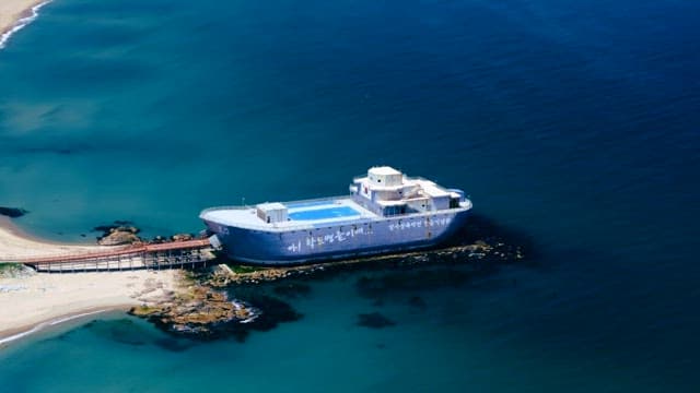 긴 부두가 있는 해변의 대형 선박 박물관