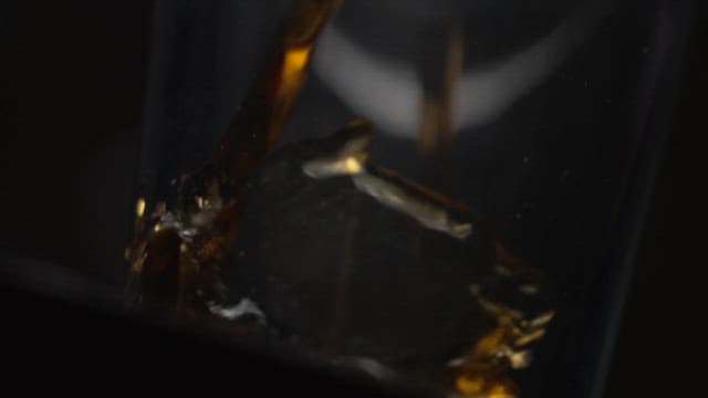 햄버거 옆에 따라지는 탄산 가득한 콜라