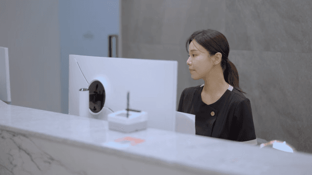 프론트 데스크에서 근무하는 직원