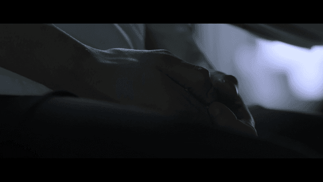 무릎 사이에 모아진 초조한 손