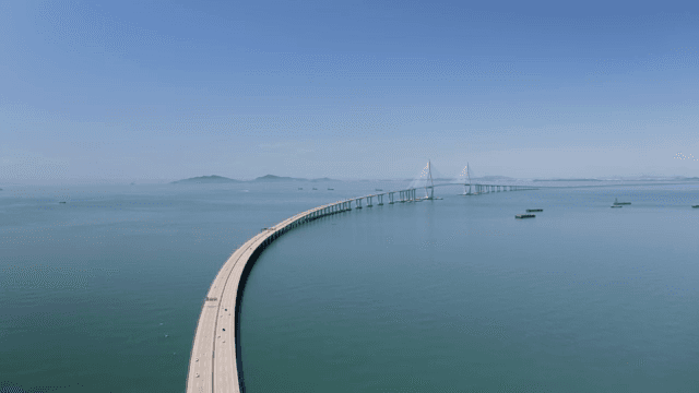 바다 위로 길게 뻗은 다리