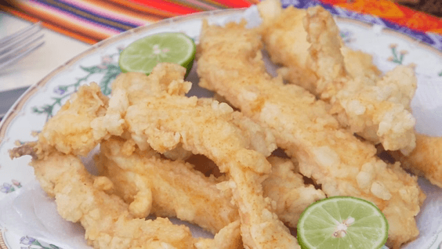 접시에 담긴 다양한 악어 탕수육