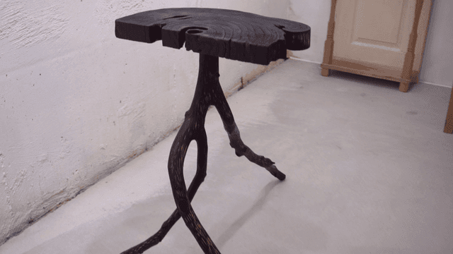 방 안의 독특한 나무 테이블