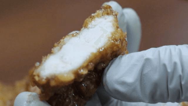 가위로 잘라서 보여주는 닭강정 단면