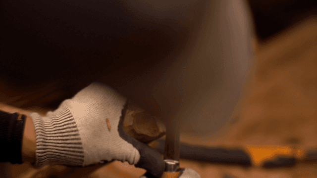 정교한 도구로 나무 조각하기