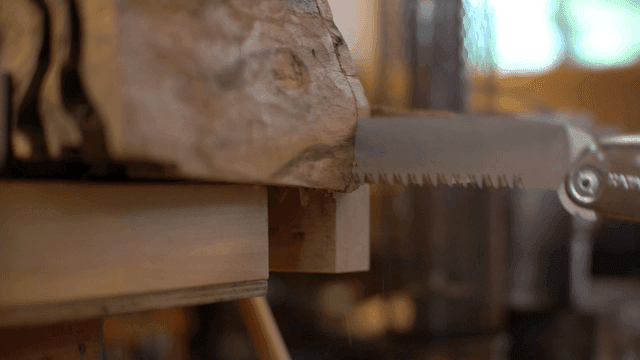 나무 조각을 빠르게 잘라내는 톱