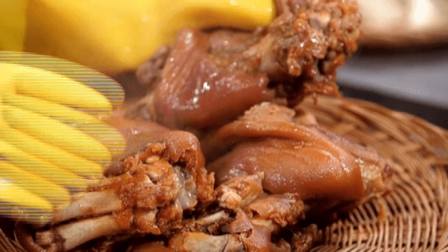 김이 나는 족발 바구니