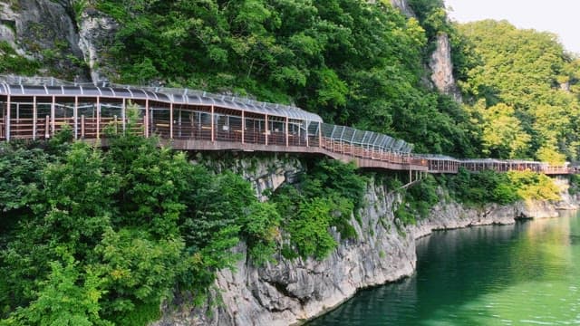 절벽을 따라 이어진 경치 좋은 산책로