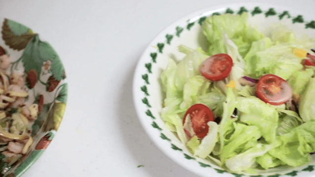 새우 파스타와 신선한 샐러드