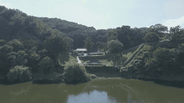 고요한 강 옆 전통 사찰