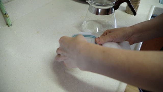 주방에서 플라스틱 용기에 담긴 보스웰리아를 꺼내는 모습