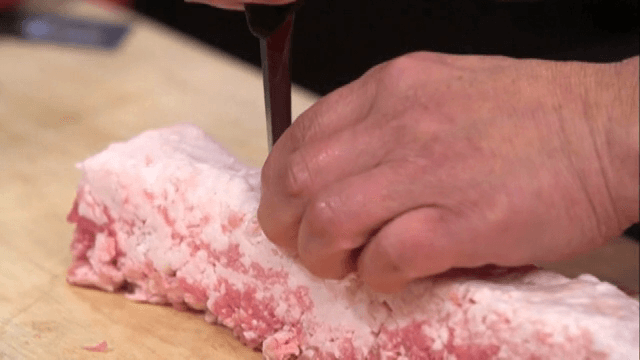 칼로 칼집을 내는 생삼겹살