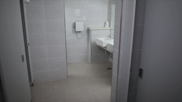 공중 화장실에 들어오는 여자