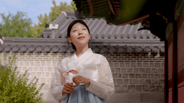 맑은 날을 즐기는 한복 입은 여성