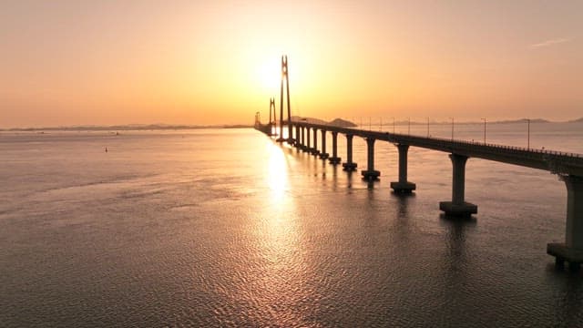 해질녘 바다 위의 다리