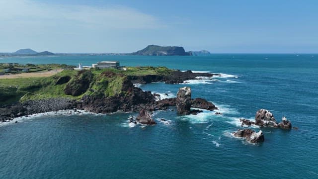 녹음이 우거진 절벽이 있는 경치 좋은 해안 경관