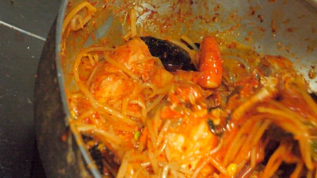냄비에서 조리되는 해물찜