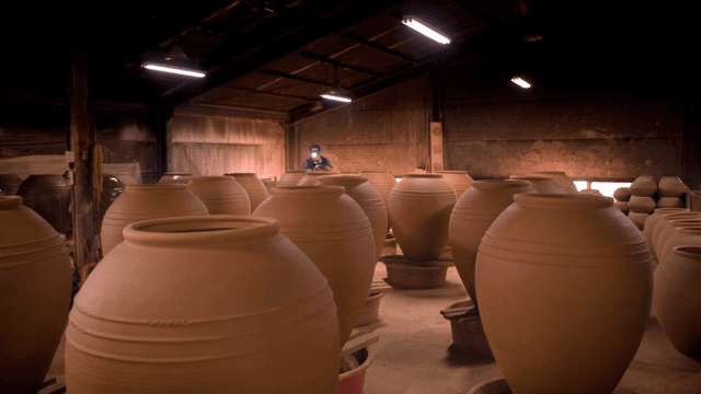 작업장에서의 전통 한국 도자기