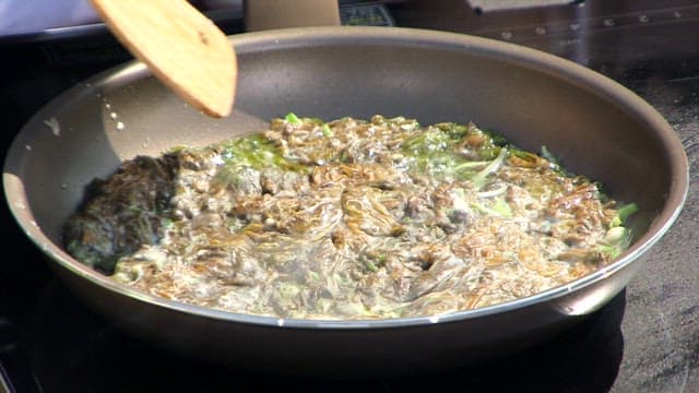 Cooking a savory pancake with laver in a pan