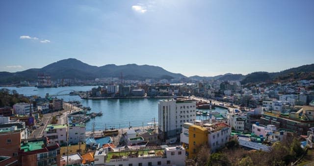 분주한 항구도시의 낮부터 밤까지의 풍경