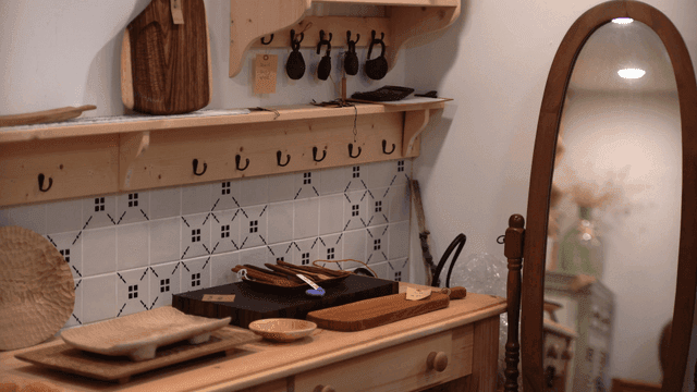 나무 주방 도구가 있는 아늑한 주방