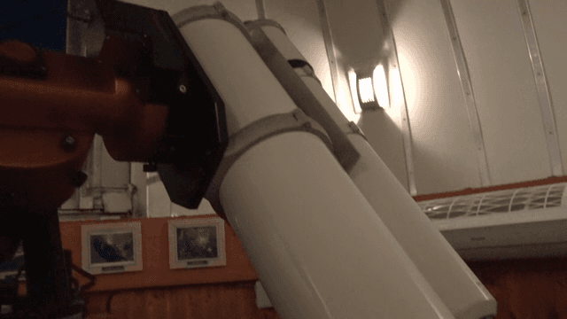 관측소 내부의 천체망원경